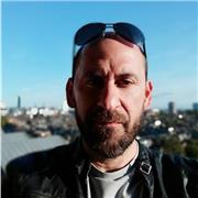 Hago fotografía desde hace mas de 20 años. Me encantaría poder introducir gente al mundo fotográfico paso a paso.Preferentemente en persona pero también se puede hacer online